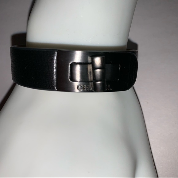 CHANEL re-issue black Mademoiselle Turn-lock CUFF BRACELET - Picture 4 of 16